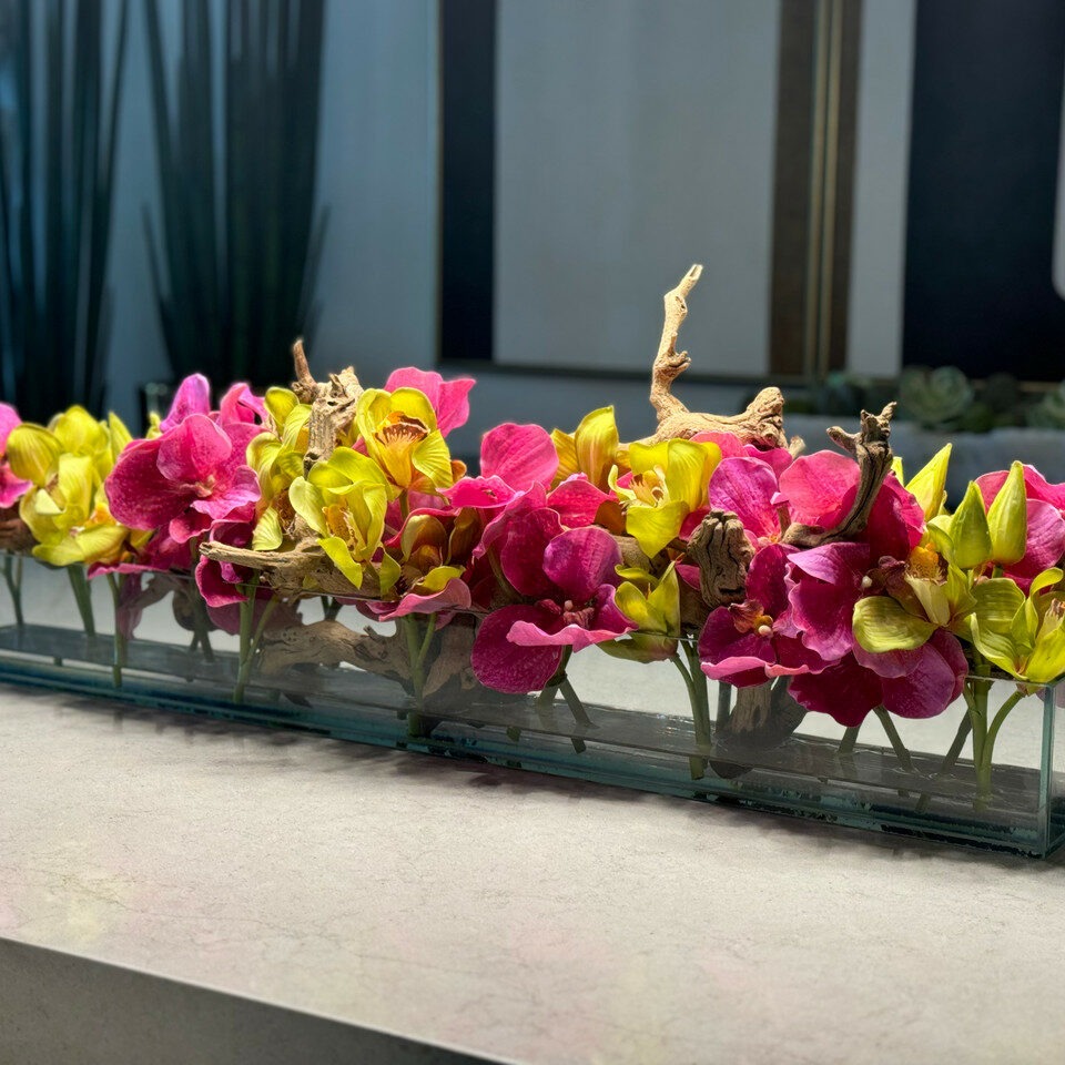 Rosa Vandas und Grün Cymbidiums im Casa Moderna Glas Pflanzgefäß